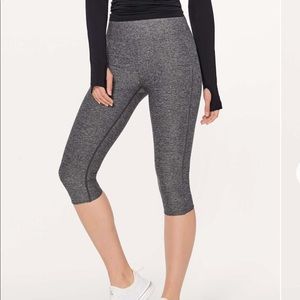 LULULEMON MORNiNG MiLES CROP...SiZE 4